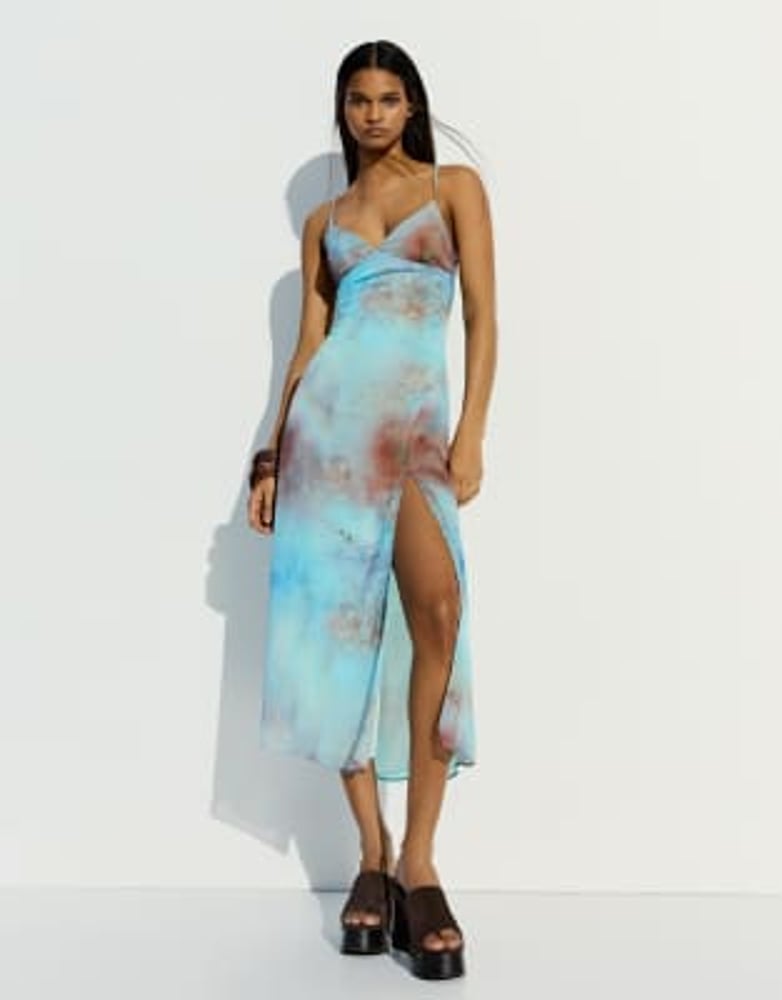 Bershka – Gemustertes Minikleid in Blau