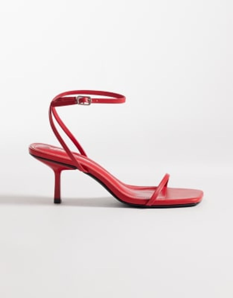 Public Desire – Natalya – Filigrane Sandaletten in Rot mit mittelhohem Absatz