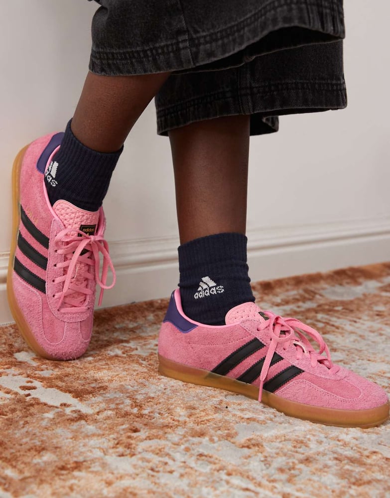 adidas Originals – Gazelle Indoor – Sneaker in Rosa und Schwarz mit Gummisohle
