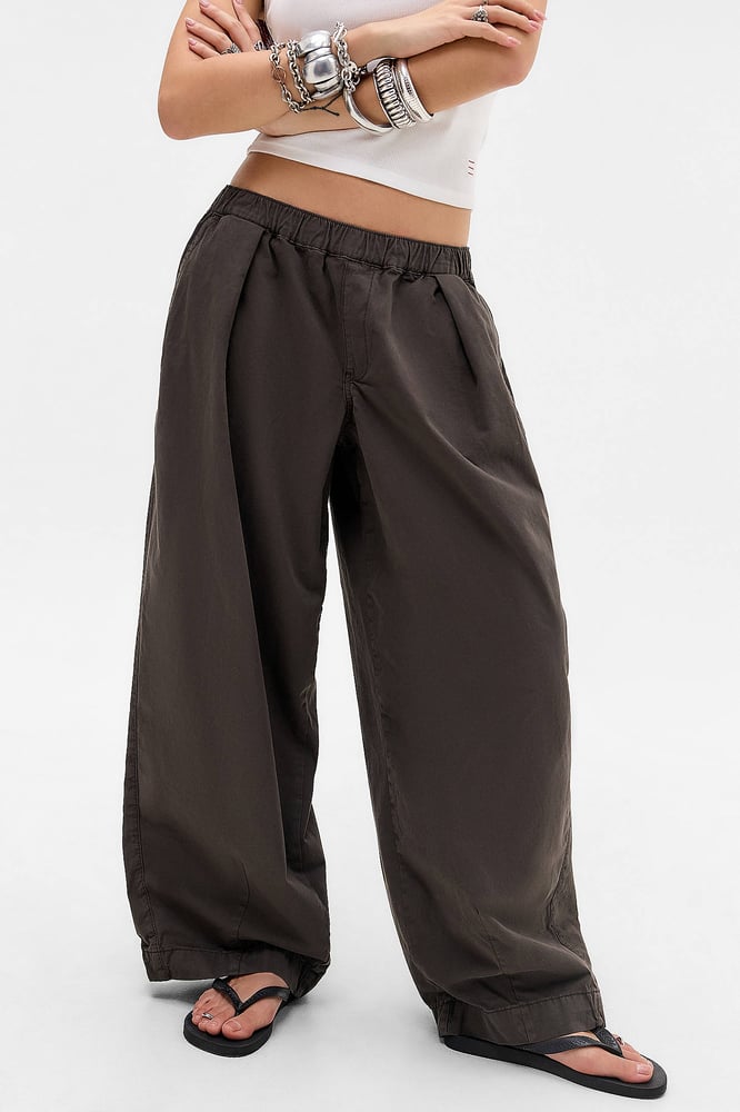 BDG Braune Bobbi locker geschnittene plissierte Hose