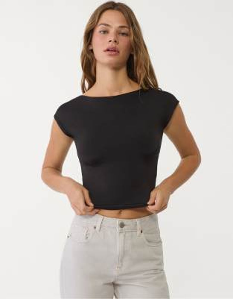 Stradivarius – T-Shirt in Schwarz mit Rückenausschnitt
