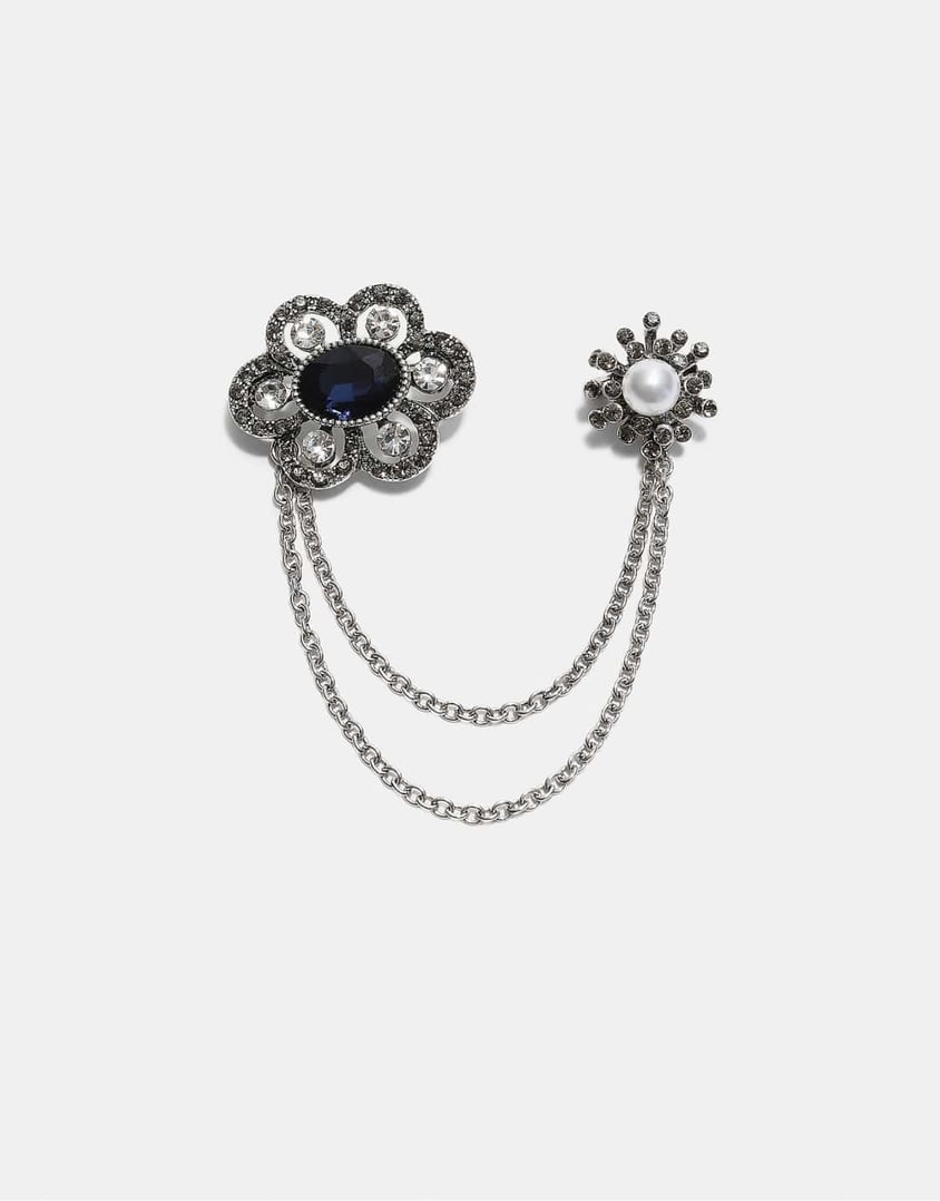 Stradivarius Brosche mit Schmuckkette in Grau