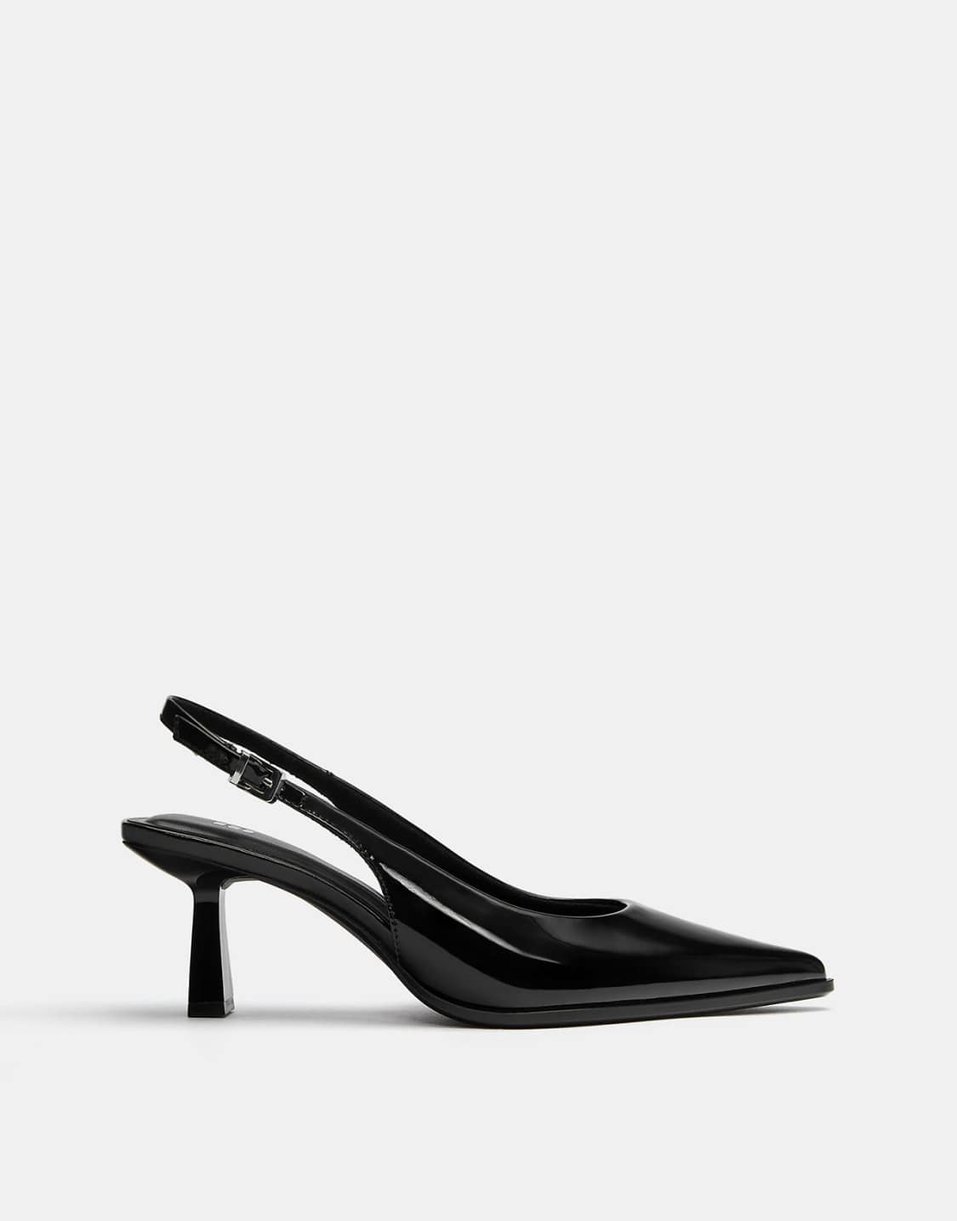 Pull&Bear – Vinyl-Slingback-Schuhe in Schwarz mit Kitten-Absatz
